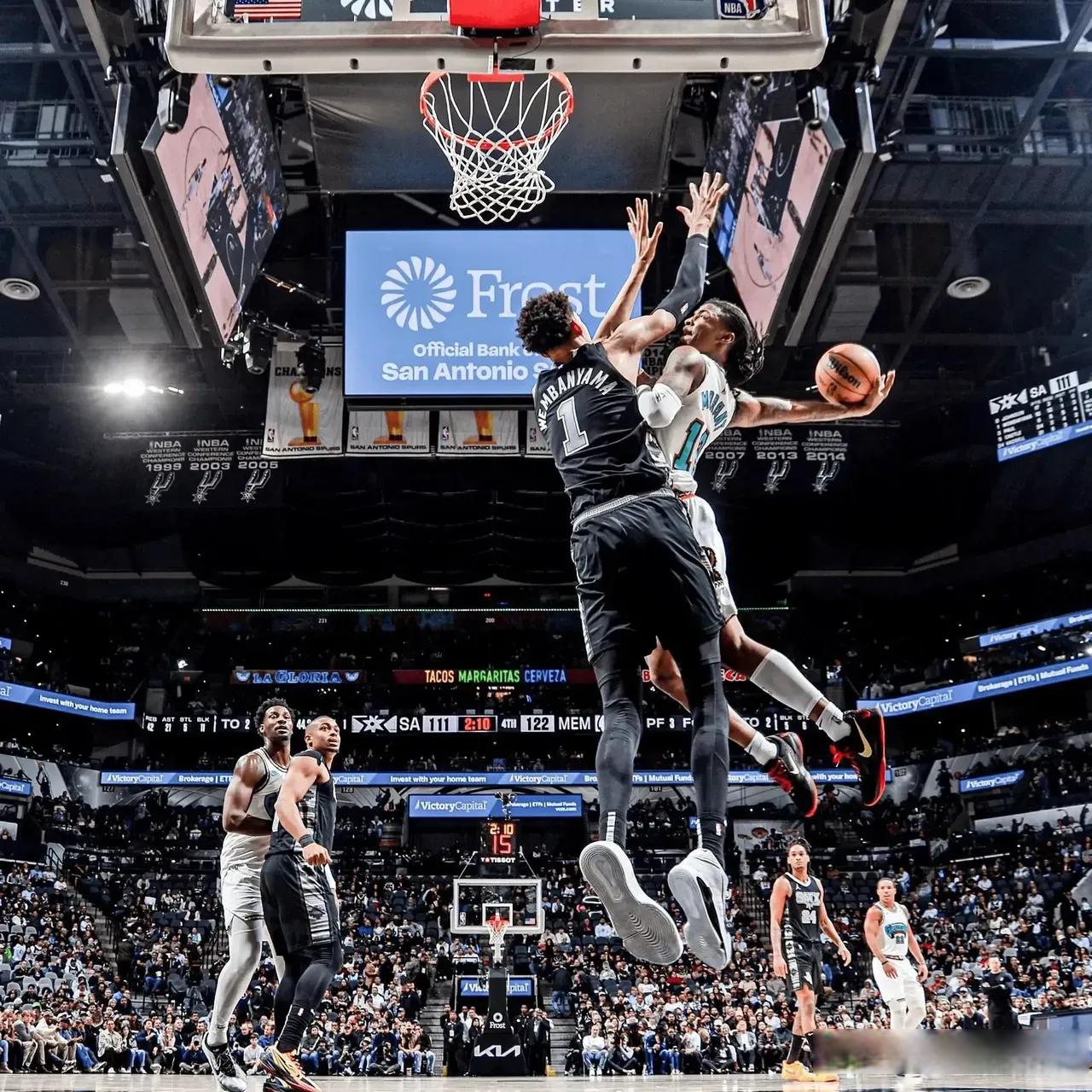 关于冲刺阶段费耶诺德备战欧篮联，防线松动细节曝光，赛场秩序良好，球探报告显示潜力的信息-满冠体育官网